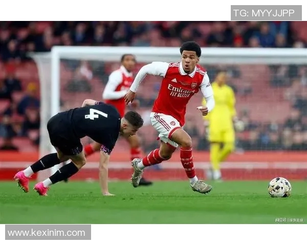 琼斯与埃利奥特在青训中场位置的激烈竞争与未来发展展望